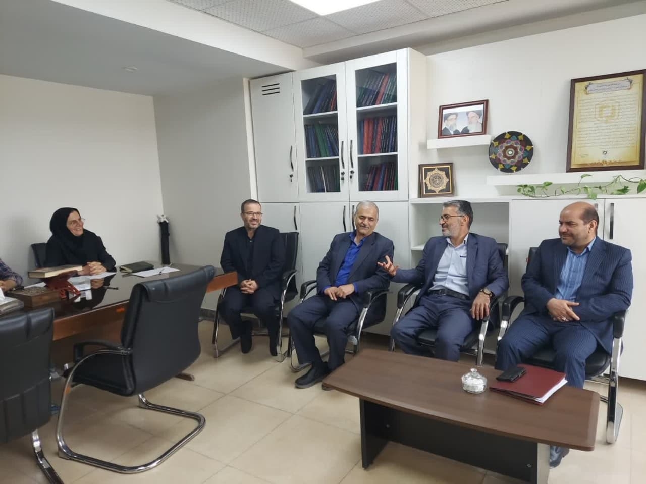 بازدید سرزده دکتر حمیدی فرماندار شهرستان اراک از اداره بنیاد مسکن وانقلاب اسلامی شهرستان