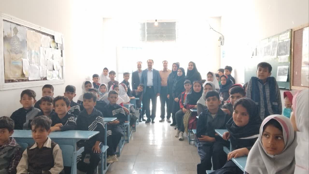 جشن روز معلم در مدرسه روستای حسین آباد با حضور فرماندار شهرستان خنداب