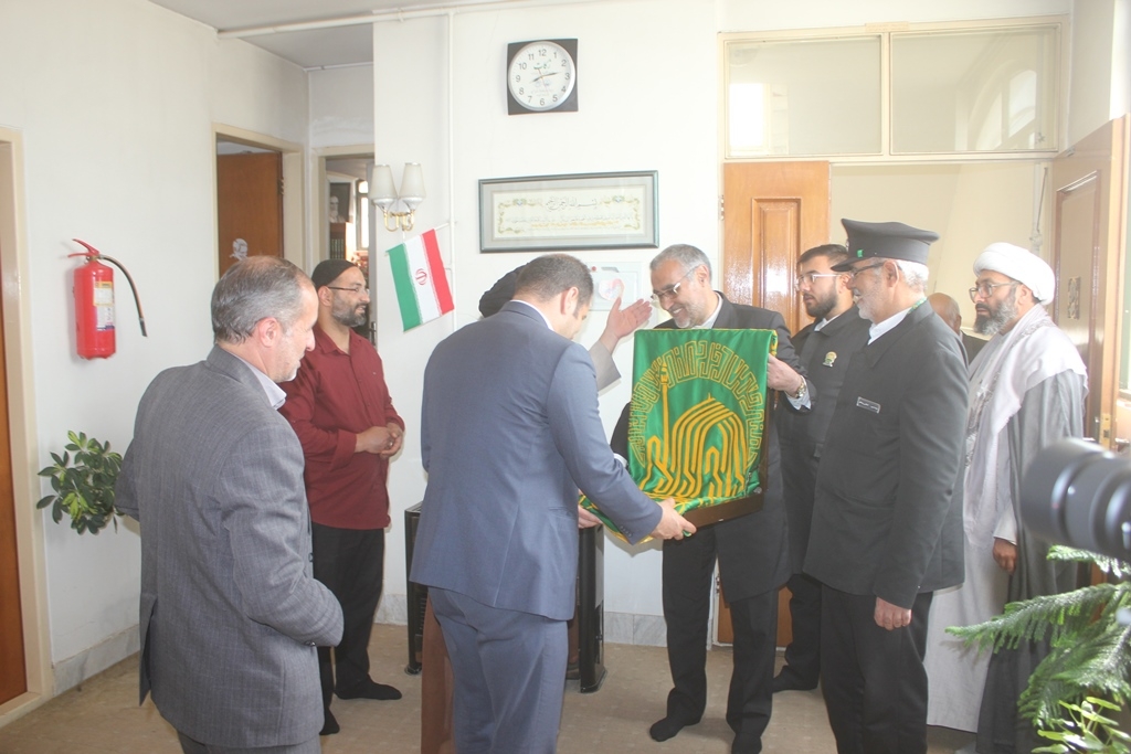 دیدار اعضای کاروان "زیر سایه خورشید" با فرماندار و امام جمعه شهرستان خمین برگزار شد