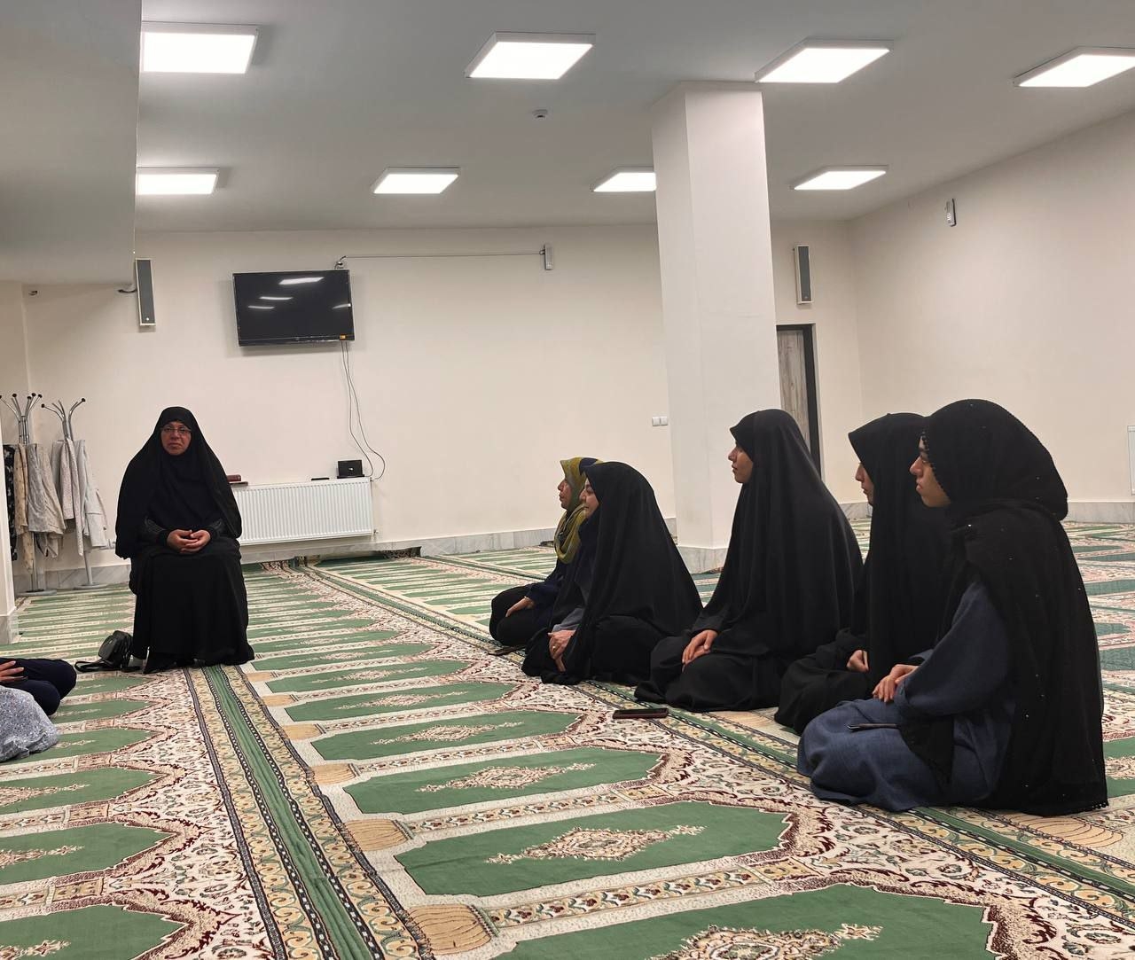 دیدارمفتح زاده مدیر کل امور زنان وخانواده استانداری با دانشجویان خوابگاه دانشجویی پردیس زینب کبری(س) دانشگاه فرهنگیان به مناسبت هفته تکریم مقام معلم وروزدختر.
در این دیدار که شنبه شب از ساعت ۲۰/۳۰ تا ۲۲ بطول انجامید مفتح زاده درفضایی صمیمی با دانشجویان درمورد مسائل مختلف دختران نوجوان وجوان ، اقتصائات ستی آنها ونحوه تأثیرگذاری مثبت برآنها با معلمین آینده نزدیک آموزش وپرورش گفتگو کرد.

شنبه ۱۳ اردیبهشت ۱۴۰۴