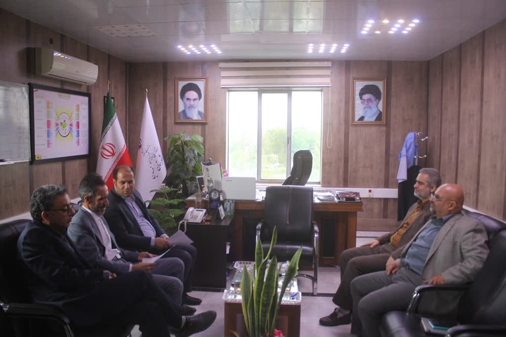 بازدید سرپرست دفتر برنامه ریزی،بودجه و تحول اداری به همراه آقایان دکتر فخاری و دکتر وکیلی از مدیران ارشد سازمان اداری وامور استخدامی با هدف ارزیابی آخرین وضعیت  میدانی و تسریع در راه اندازی مجتمع اداری شهرستان خمین صورت پذیرفت.