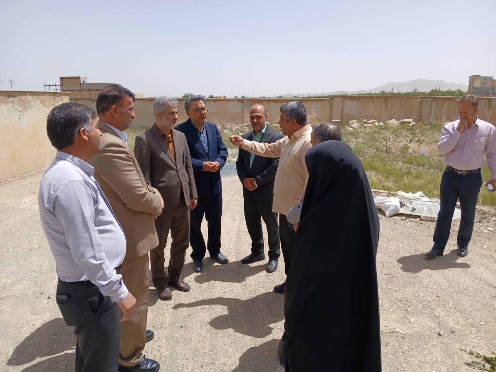 بازدید سرپرست دفتر برنامه ریزی،بودجه و تحول اداری به همراه آقایان دکتر فخاری و دکتر وکیلی از مدیران ارشد سازمان اداری وامور استخدامی با هدف ارزیابی آخرین وضعیت  میدانی و تسریع در راه اندازی مجتمع اداری شهرستان کمیجان صورت پذیرفت.