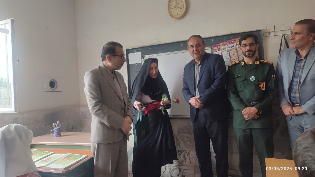 تقدیر از معلمین مدرسه ابتدایی شهید رجائی روستای حکیم آباد