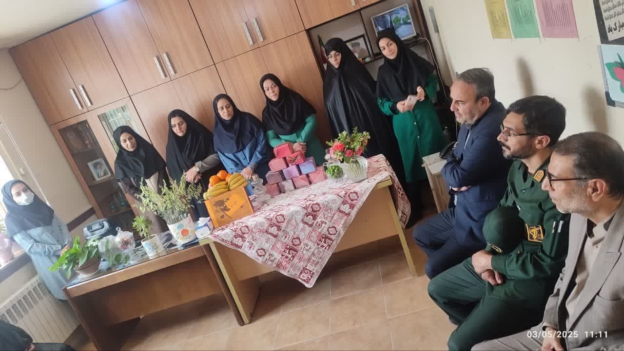 تقدیر از معلمین مدرسه متوسطه دخترانه معراج  شهر مامونیه ، محله امیر آباد