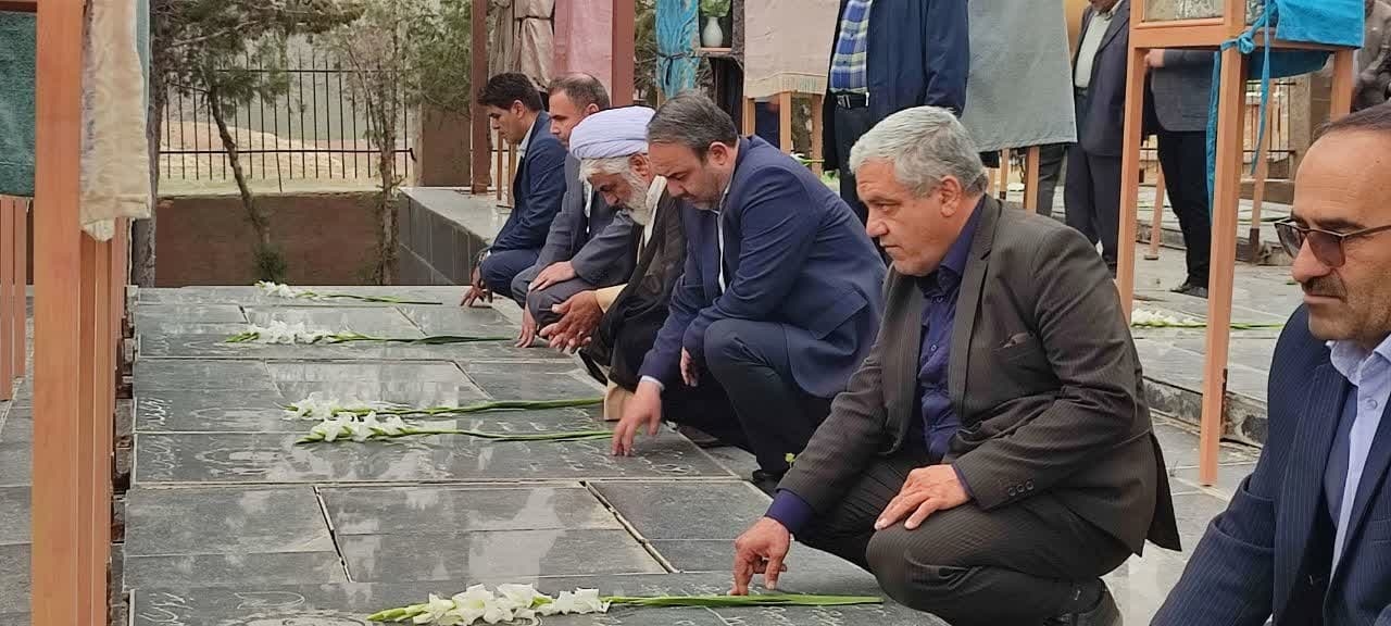ادای احترام به مقام شامخ شهدای گلزار مطهر شهدای روستای علیشار