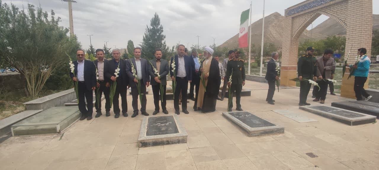 گلــباران گلزار مطهر شهدای شهر رازقان