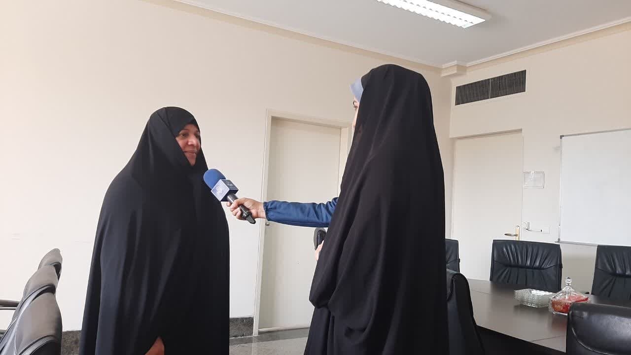 تأکید مدیرکل امور زنان و خانواده استانداری مرکزی بر اجرای ماده ۲۵ قانون جوانی جمعیت در مصاحبه با خبرنگار صدا و سیمای آفتاب
پروین مفتح‌زاده، مدیرکل امور زنان و خانواده استانداری مرکزی، با اشاره به ماده ۲۵ قانون حمایت از خانواده و جوانی جمعیت اظهار کرد: بر اساس این ماده، مادران دارای سه فرزند و بیشتر می‌توانند از تخفیف نیم‌بهای بلیت اماکن فرهنگی، موزه‌ها، تعرفه‌های حمل‌ونقل، اماکن تفریحی و ورزشی، و سینماها بهره‌مند شوند.
وی افزود: انتظار می‌رود این تسهیلات که در چارچوب قانون حمایت از خانواده و جوانی جمعیت پیش‌بینی شده، از سوی دستگاه‌های متولی به‌طور کامل اجرا شود. 

شنبه ۱۳ اردیبهشت ۱۴۰۴
اخبار حوزه زنان وخانواده استان
شنبه ۱۳ اردیبهشت ۱۴۰۴