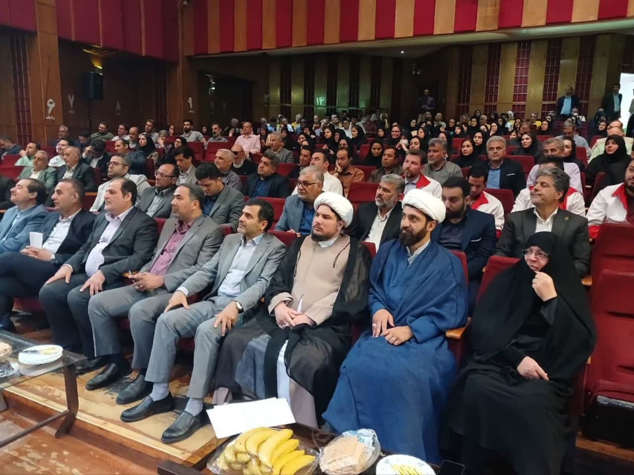 برگزاری ششمین همایش مجمع سلامت شهرستان ساوه با محوریت سلامت مردان و پویایی جمعیت
✔️ششمین همایش مجمع سلامت شهرستان ساوه با شعار «صیانت از مردان و جوانی جمعیت با کاهش عوارض حوادث ترافیکی» برگزار شد.
در این همایش که با حضور مفتح‌زاده، مدیرکل امور زنان و خانواده استانداری، دکتر حسینی، معاون استاندار و فرماندار ویژه شهرستان ساوه، جمعی از مسئولان شهرستانی، فعالان حوزه سلامت و نمایندگان نهادهای مردمی برگزار شد، بر ارتقای آگاهی عمومی درباره سلامت مردان و نقش پیشگیری از حوادث ترافیکی در حفظ پویایی جمعیت تأکید شد.