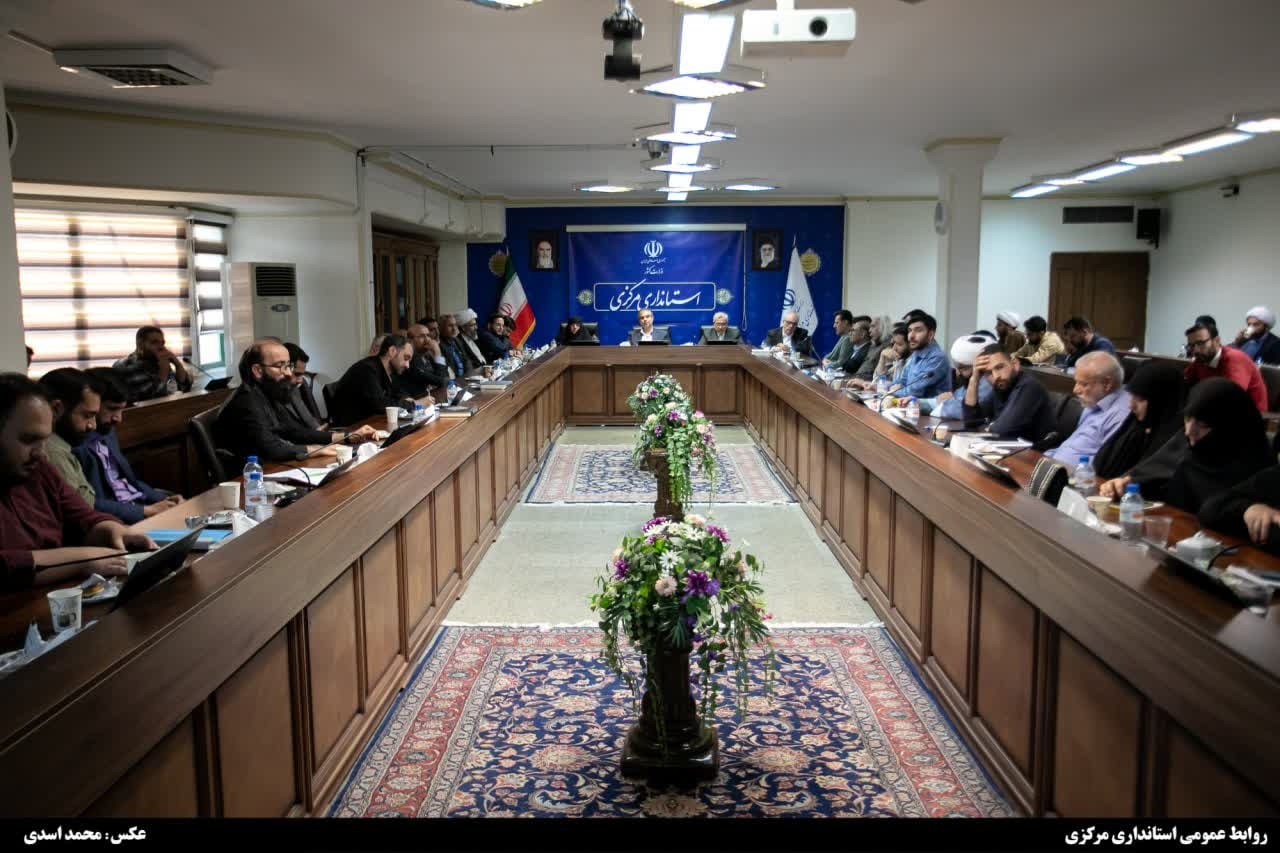 نشست صمیمی جمعی از فعالان در عرصه‌های اجتماعی و فرهنگی با استاندار مرکزی