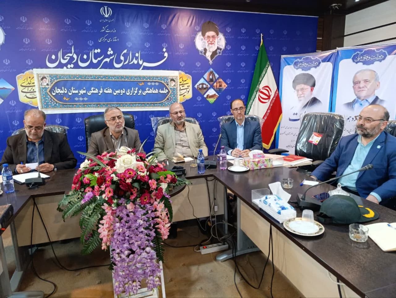 دومین جلسه هفته فرهنگی شهرستان دلیجان برگزارشد 

به‌ گزارش روابط عمومي اداره فرهنگ وارشاد اسلامی شهرستان دلیجان  جلسه هماهنگی برگزاری دومین هفته فرهنگی شهرستان دلیجان  در محل سالن جلسات فرمانداری برگزار گردید. 
 جلسه به ریاست  ابوالفضل قاسمی فرماندار وسایراعضا ومسئولین انجمن‌های فرهنگی هنری  برگزار گردید.
در ابتدای جلسه  سيد احمد رضوی دبیر دومین هفته فرهنگی شهرستان دلیجان ضمن تقدیر و تشکر از حضور کلیه حاضرین و تشکر از جناب آقای قاسمی فرماندار و همه مسئولین محترم ادارات از حمایت برنامه های فرهنگی هنری شهرستان در خصوص نام گذاری روز شهرستان دلیجان و برگزاری دومین هفته فرهنگی شهرستان دلیجان و برنامه های شاخص این هفته  گزارشی مبسوط ارائه نمود.
درادامه آقای یوسفی رئیس شورای اسلامی شهر دلیجان در خصوص نحوه کمک به فعالیت‌های فرهنگی و هنری و روال قانونی توضيحات لازم را ارائه نمودند و گفتند شورای اسلامی و شهرداری هم در برگزاری دومین هفته فرهنگی از هیچ کوششی دریغ نخواهند نمود.
سپس قاسمی فرماندار  از کلیه  مسئولین ادارات خواستند برنامه های دومین هفته فرهنگی خود را جهت جمع بندی به دبیرخانه دومین هفته فرهنگی شهرستان دلیجان ارسال نمایند .
دومین هفته فرهنگی شهرستان دلیجان بیستم تا بیستم ششم اردیبهشت برگزار خواهد شد.