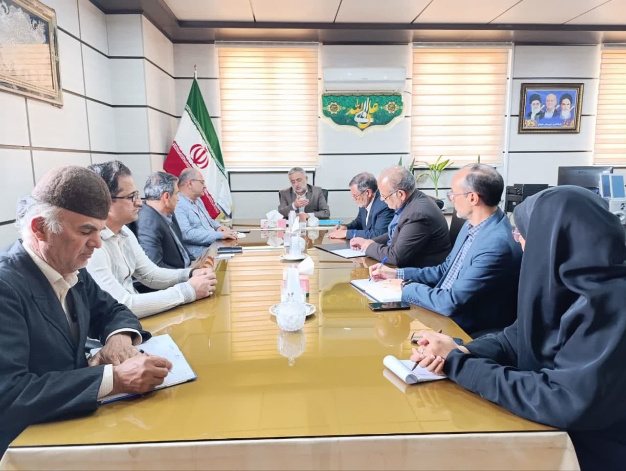 جلسه هماهنگی برگزاری دومین هفته فرهنگی شهرستان دلیجان 

به‌ گزارش روابط عمومی فرمانداری شهرستان دلیجان  جلسه هماهنگی برگزاری دومین هفته فرهنگی شهرستان دلیجان روز شنبه 1404/۲/۶در محل دفتر فرماندار با حضور ابوالفضل قاسمی فرماندار ،مهندس جلالی نماینده مردم شریف دلیجان و محلات ،یوسفی رئیس شورای شهر،صالحی شهرداردلیجان،رضوی اداره فرهنگ و ارشاد وخانم لطفعلی کتابخانه عمومی ،وجمعی ازهنرمندان دردفتر فرمانداری گزارشد
 ابتدا فرماندار در خصوص چگونگی برگزاری روز و هفته فرهنگی مطالبی عنوان نمودند.
سپس  مهندس جلالی نماینده  بر اهمیت هفته فرهنگی در شهرستان دلیجان،  استفاده  از ظرفیت و توان هنرمندان خود شهرستان و نظم و انضباط در اجرای برنامه ها تاکید نمودند.
دومین هفته فرهنگی شهرستان دلیجان بیستم تا بیست وششم اردیبهشت برگزار خواهد شد.