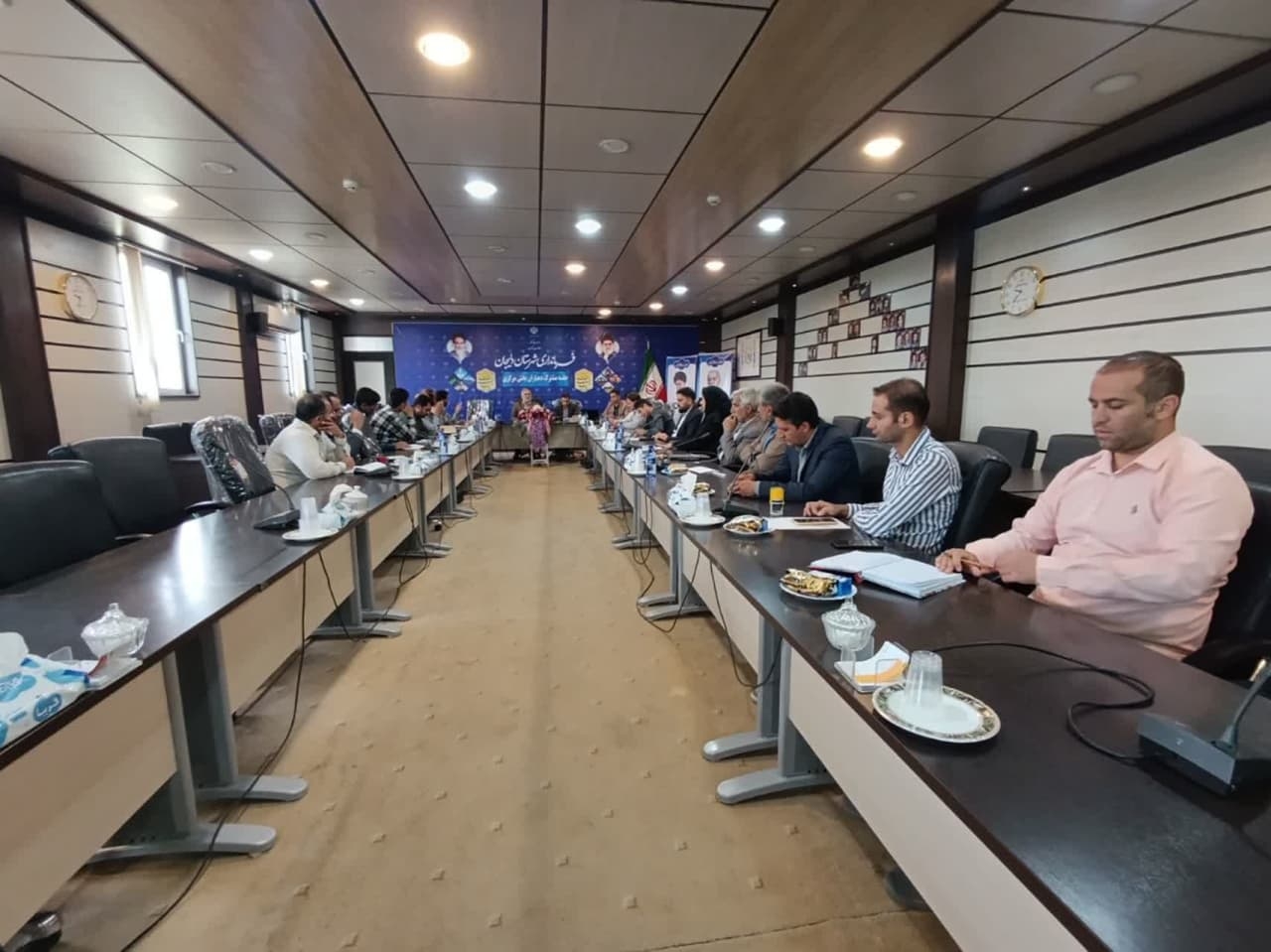 اولین جلسه مشترک دهیاران بخش مرکزی شهرستان درمحل سالن جلسات فرمانداری شهرستان دلیجان
باحضور ابوالفضل قاسمی فرماندار ومحسن اشرفی سرپرست بخشداری مرکزی برگزارشد .
دراین نشست سرپرست بخشداری مرکزی درخصوص برنامه های اجرایی در  سال ۱۴۰۴ دهیاران حوزه بخش مرکزی مواردی رابیان نمود وخواستارهمکاری همه دهیاران دراجرای برنامه ها وخدمات شایسته به مردم شریف روستا گردید.
درادامه  دهیاران روستا های بخش مرکزی گزارشی ازعملکرد خود در سال گذشته و همچنین برنامه های خود در سال ۱۴۰۴ ومشکلات خودرا ببان نمودند.
در پایان جلسه فرماندارازتلاش وهمکاری دهیاران درسال ۱۴۰۳   تقدیروتشکرنمودندوخواستارپیگیری رفع مشکلات روستاها ازطرف دهیاران  شدند. 

روابط عمومی فرمانداری شهرستان دلیجان