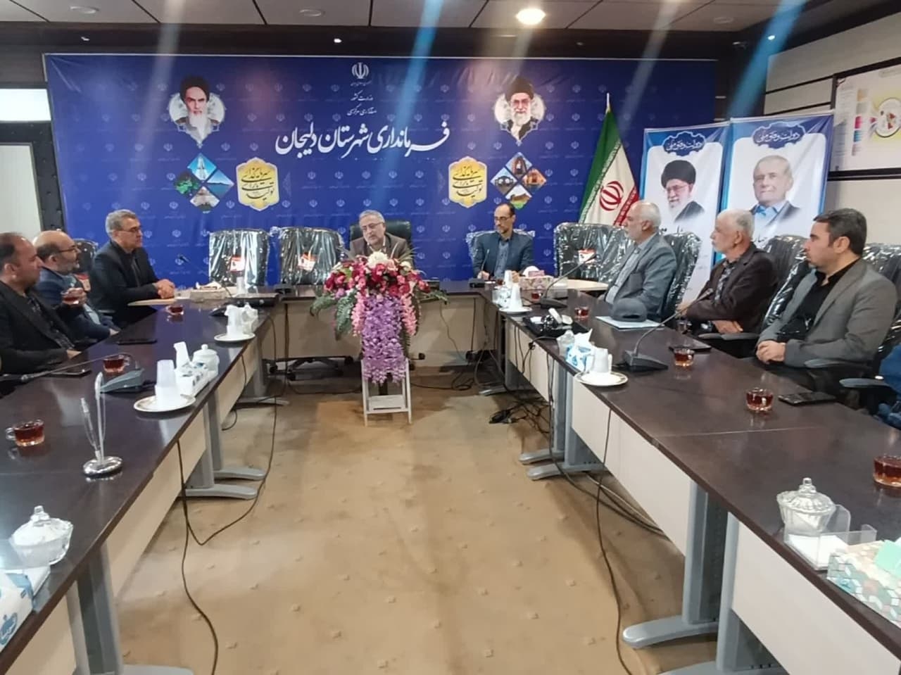 به مناسبت هفته کار و کارگر ادارات تابعه وزارت تعاون،کار و رفاه اجتماعی (تامین اجتماعی ،فنی حرفه ای،اداره تعاون ،کار و رفاه)،بهزیستی،صمت،نمایندگان کارگران،کارفرمایان،کانون بازنشستگان تامین اجتماعی ،انجمن های صنفی کارگری و کارفرمایی و تشکلات کارگری و کارفرمایی شهرستان دیدار کردند.
در این دیدار فرماندار شهرستان دلیجان ضمت تسلیت به جامعه کارگری به مناسبت درگذشت کارگران بندر شهید رجایی بندر عباس و مجروح شدن تعداد کثیری از این عزیزان ادامه دادند یکی از مهمترین اولویت های که می بایستی در واحد های صنعتی و تولیدی مد نظر قرار دهیم بحث ایمنی می باشد که می بایستی این مقوله مد نظر همه قرار گرفته شود.
در این نشست صمیمی تعدادی از نمایندگان نیز نقطه نظرات خود را ارائه نمودند.