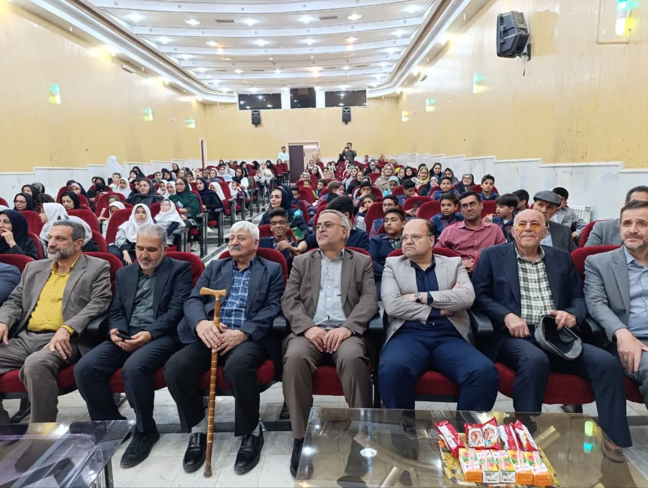 🔗به گزارش روابط عمومی و اطلاع رسانی آموزش و پرورش شهرستان دلیجان، صبح روز سه شنبه ۹ اردیبهشت ماه ۱۴۰۴ مراسم اختتاميه ششمین جشنواره شهرستانی پیغام دوست با حضورابوالفضل قاسمی فرماندار،فرمانده ناحيه مقاومت بسیج، مسئول عقیدتی و سیاسی  و نماینده ولی فقیه  در ناحیه مقاومت بسیج دلیجان، مدیریت آموزش و پرورش ، سرپرست بخشداری بخش مرکزی ،عضو شورای شهر، ریاست تامین اجتماعی، مدیر شبکه بهداشت و درمان، ریاست جمعیت هلال احمر  ریاست اداره بهزیستی،مدیر کتابخانه های عمومی شهرستان دلیجان، ریاست اداره فرهنگ و ارشاد اسلامی شهرستان محلات، اعضای انجمن با حافظ شهرستان دلیجان وداوران جشنواره، دانش آموزان و فرهنگیان و اولیا و اقشار مختلف در سالن مهر هلال احمر شهرستان برگزار گردید
❇️از جمله برنامه های این مراسم که با اجرای مجری توانمند شهرستان منصور آریانژاد برگزار گردید ؛صحبت‌های استاد جعفری،برگزاری کلاس ورکشاپ آموزشی،خوانش اشعار شاعر نام آشنا پروین اعتصامی و ...بود