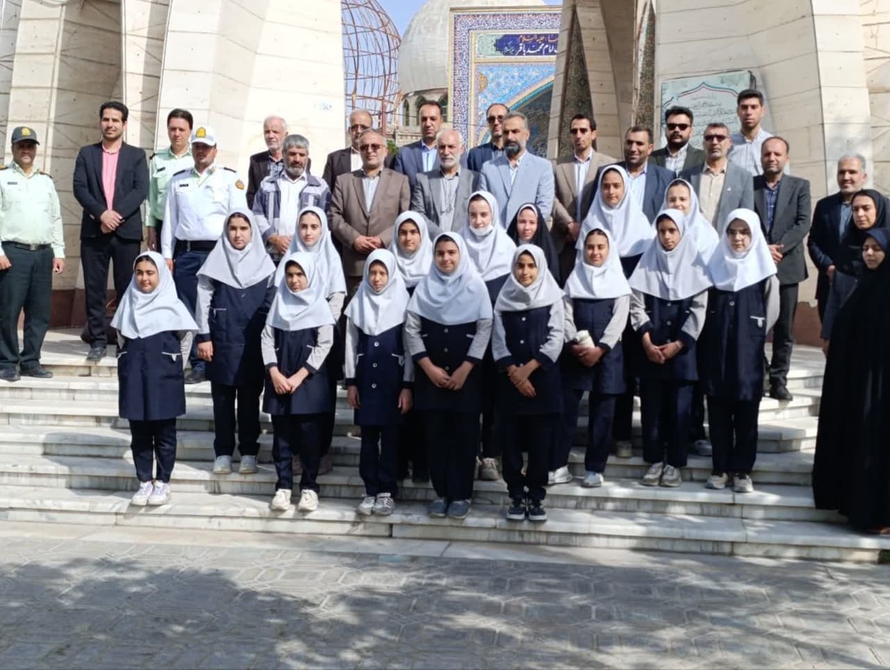 🌹در آستانه هفته بزرگداشت مقام معلم و روز جهانی کار و کارگر


☘️☘️🌹یادمان شهدای گمنام دلیجان به قدوم دانش آموزان آموزشگاه شاهد محبوبه دانش و مسئولین شهرستان دلیجان مزین و گلباران شد.

 صبح روز چهارشنبه‌ ۱۰ اردیبهشت ماه ۱۴۰۴#مراسم_گلباران_مزار_شهدای_گمنام _دلیجان با حضورابوالفضل قاسمی فرماندار ،دانش آموزان آموزشگاه شاهد شهیده محبوبه دانش آشتیانی ،سید مجتبی کوچکی(مدیریت آموزش و پرورش شهرستان دلیجان)،سرگرد عروجی و سروان بهشتی (از فرماندهی نیروی انتظامی )،حسنعلی معصومی (رییس اداره تعاون ،کار و رفاه اجتماعی)،سید مرتضی موسویان(رییس بنیاد شهید و امور ایثارگران )،حسن عسلی (رییس تامین اجتماعی )،عباس توکلی زاده (مدیر مرکز فنی و حرفه ای )،رضا رحیمی (رییس اداره بهزیستی)،سید احمد رضوی(رییس اداره فرهنگ و ارشاد اسلامی)،غلامعلی زمانی زاده و روح اله زند (اعضای شورای شهر دلیجان)،مجید رضا نظری(معاونت پشتیبانی و توسعه مدیریت آموزش و پرورش)، کارشناسان مربوطه فرمانداری، ادارات آموزش وپرورش ،تعاون ،کار و رفاه اجتماعی ،بنیاد شهید و امور ایثارگران،  معاون پرورشی و آموزگار  آموزشگاه محبوبه دانش صورت پذیرفت.
در این مراسم ابتدا گلباران و عطر افشانی مزار شهدای گمنام ،سپس صحبت‌های فرماندار شهرستان در باب روز جهانی کار و کارگر و مقام شامخ معلم و همچنین یادی از شهدای کارگر و شهدای فرهنگی شهرستان صورت پذیرفت.