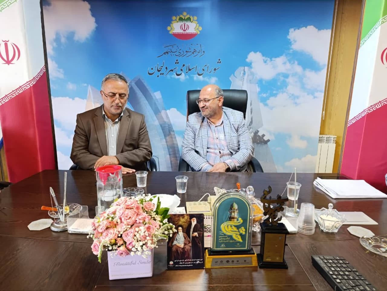 دیدار ابوالفضل قاسمی فرماندار با رئیس و اعضای شورای شهر دلیجان

ابوالفضل قاسمی فرماندار به مناسبت روز شوراها درشورای شهر دلیجان حضور یافتندوروز شورا را به اعضاء شورای شهر دلیجان تبریک عرض نموده 
در پایان از زحمت های شورای شهر تقدیر و تشکر نموده وتاکید برخدمت به مردم وبرطرف کردن مشکلات شهروندان را داشتند

روابط عمومی فرمانداری شهرستان دلیجان 🇮🇷دیدار ابوالفضل قاسمی با کارکنان اداره تعاون کارورفاه اجتماعی شهرستان دلیجان 
روز چهارشنبه مورخ 1404/02/12
ابوالفضل قاسمی فرماندار ،به مناسبت هفته کاروکارگر از اداره تعاون کارورفاه اجتماعی بازدید وبا تک تک کارکنان اداره کار چهره به چهره دیدار واز زحمات کارکنان تقدیر و تشکر نمودند

روابط عمومی فرمانداری شهرستان دلیجان