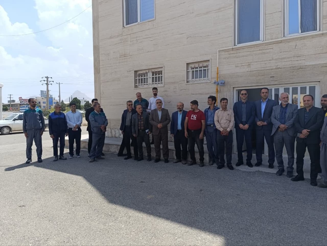 حضور ابوالفضل قاسمی فرماندار شهرستان دلیجان در شرکت شهرکهای شهرستان به مناسبت روز کارگر وتقدیر از کارگران شرکت شهرکها
روز پنج‌شنبه مورخ 1404/02/11
ابوالفضل قاسمی فرماندار ،معصومی رئیس اداره کار،دکتر عسلی رئیس تآمین اجتماعی،سلیمانی رئیس صنعت ومعدن،رحیمی رئیس اداره بهزیستی شهرستان،به اتفاق جمعی از کارشناسان ادارات  ذکرشده صبح روز پنج شنبه به مناسبت روزکارگردر شرکت شهرکهای صنعتی شهرستان دلیجان حضور یافته وبا اهدا گل ولوح تقدیر از کارگران تقدیر و تشکر نمودند