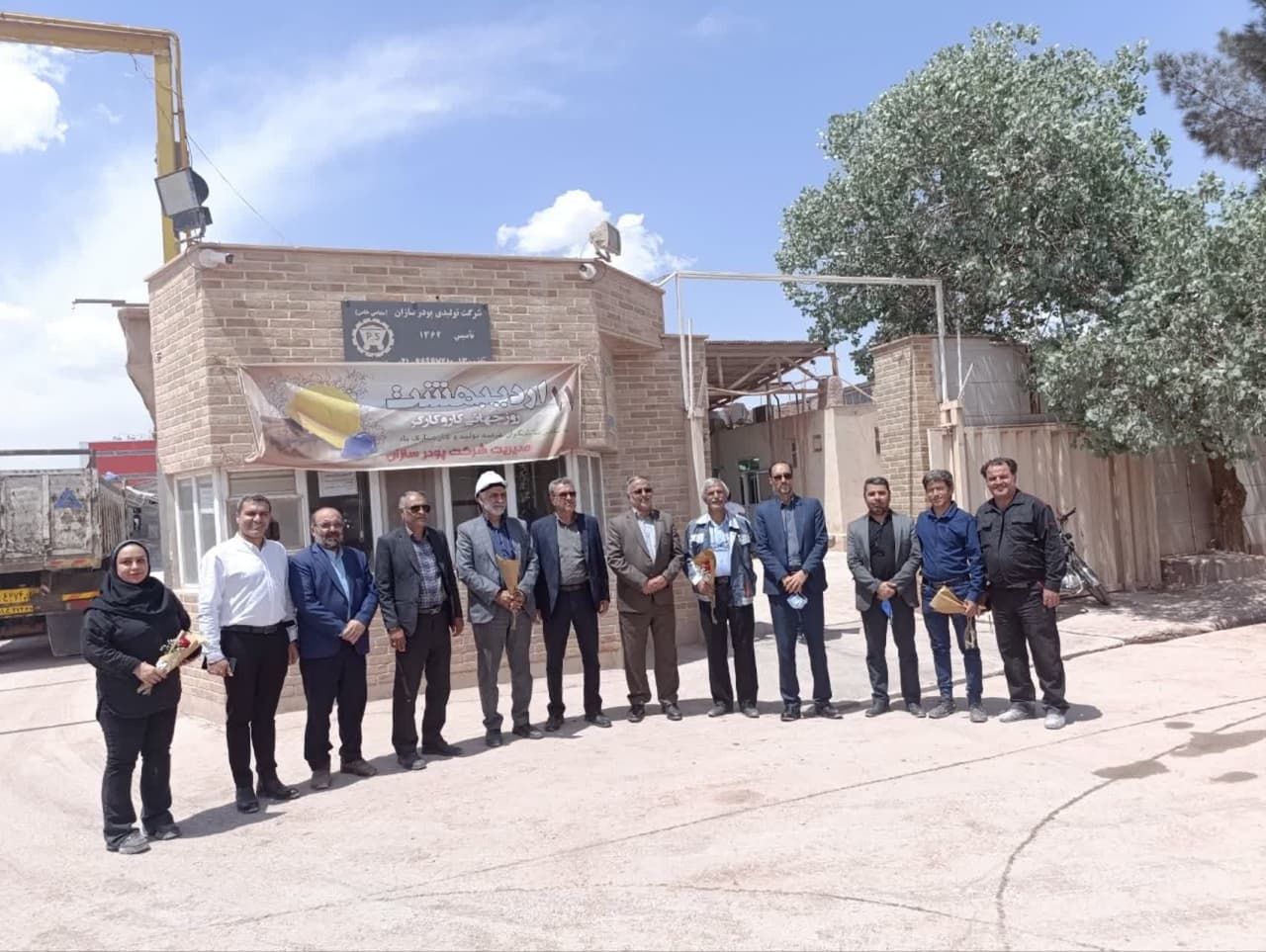 حضور ابوالفضل قاسمی فرماندار شهرستان دلیجان در شرکت پود سازان شهرستان به مناسبت روز،کارو کارگر وتقدیر از کارگران 
ابوالفضل قاسمی فرماندار ،معصومی رئیس اداره کار،دکتر عسلی رئیس تآمین اجتماعی،سلیمانی رئیس صنعت ومعدن،رحیمی رئیس اداره بهزیستی شهرستان،به اتفاق جمعی از کارشناسان ادارات  ذکرشده صبح روز پنج شنبه به مناسبت روزکاروکارگردر شرکت پودر سازان شهرستان دلیجان ، حضور یافته وبا اهدا گل ولوح تقدیر از کارگران تقدیر و تشکر نمودند