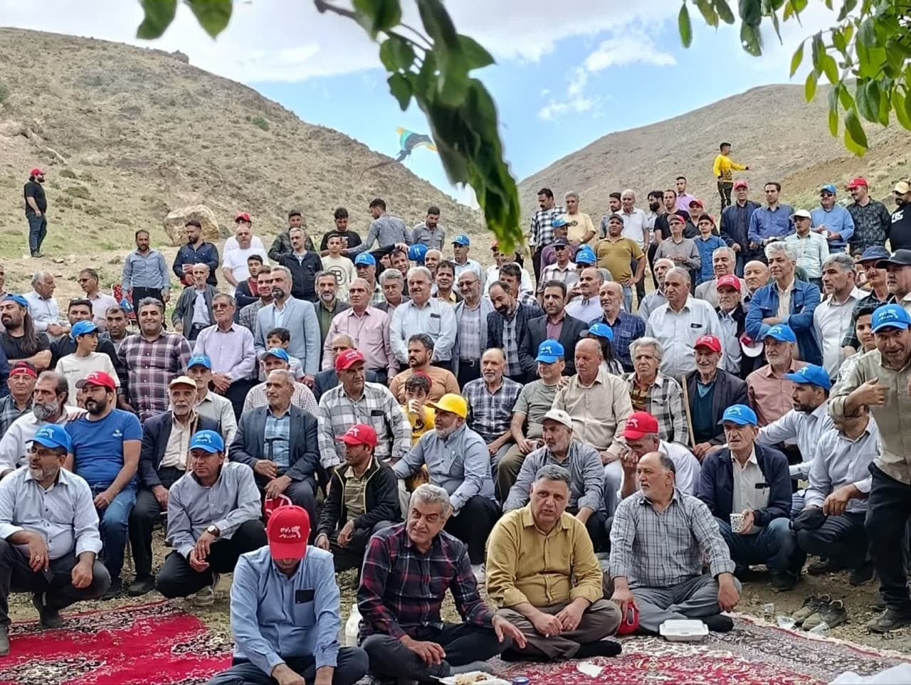 بیست وهشتمین جشن ریواس روستای راونج با حضور جلالی نماینده مردم دلیجان و محلات در مجلس شورای اسلامی، اشرفی سرپرست بخشداری مرکزی دلیجان، جمعی از مسئولین شهرستان دلیجان،اعضای شورا و دهیار روستای مذکور با حضور پر شور اهالی روستای راونج همراه با برگزاری برنامه شادومفرح، بازی های بومی محلی برگزار شد، اقامه نماز جماعت و صرف نهار وعکس یادگاری پایان بخش این جشن بود.