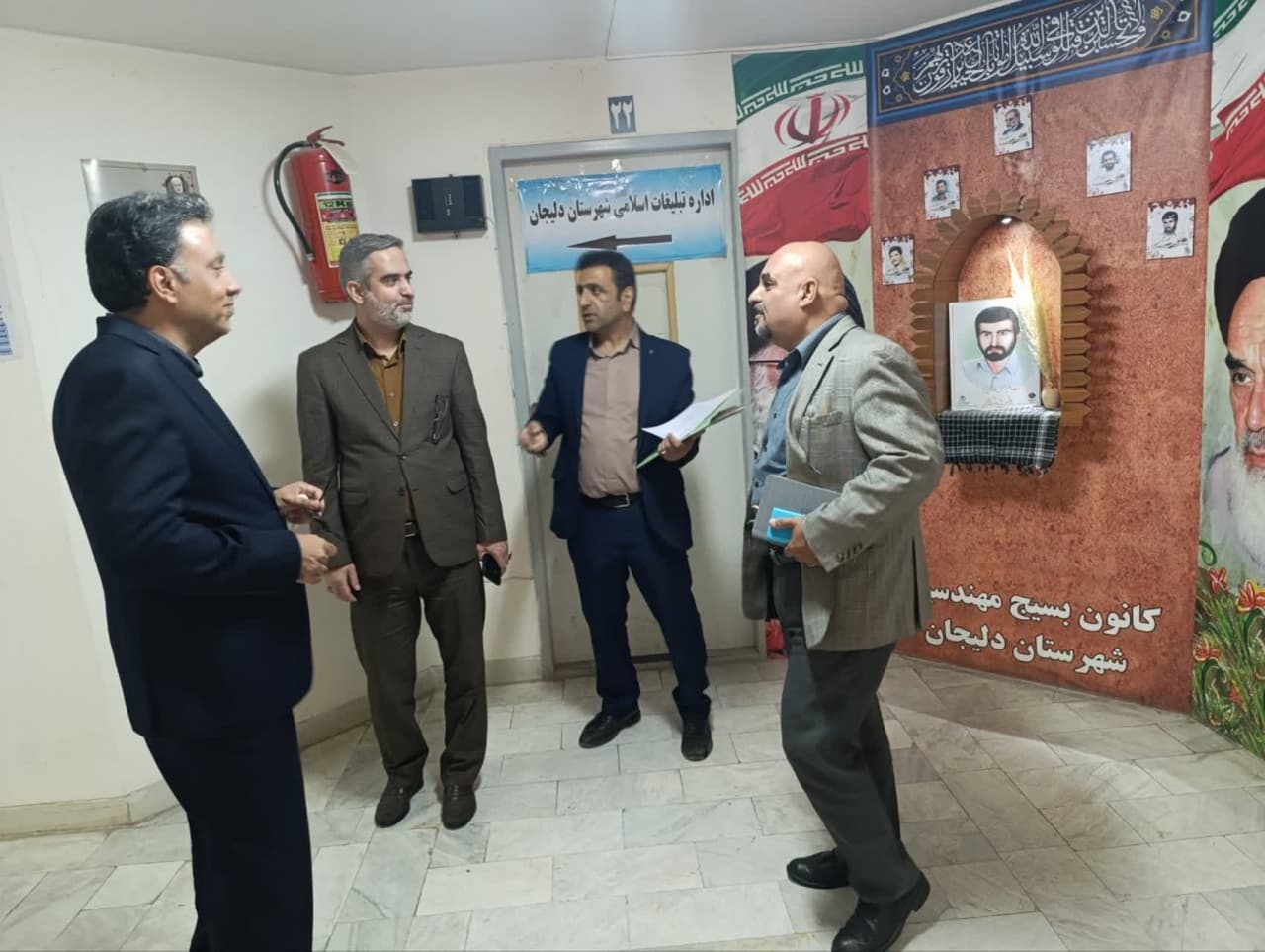 بازدید میدانی ازمجتمع ادارای قدس شهرستان دلیجان
دکترفخاری مشاور رئیس سازمان اموراداری و استخدامی کشور ،دکتروکیلی کارشناس سازمان اموراداری و استخدامی کشور ،دکترطاعتی رئیس برنامه بودجه وتحول اداری استانداری مرکزی ،اشرفی بخشدار مرکزی ومعاون مجتمع اداری شهرستان دلیجان ازمجتمع اداری قدس شهرستان دلیجان بازدید کردندودرخصوص مشکلات مجتمع ورفع مشکلات گفتگو وتبادل نظر کردند