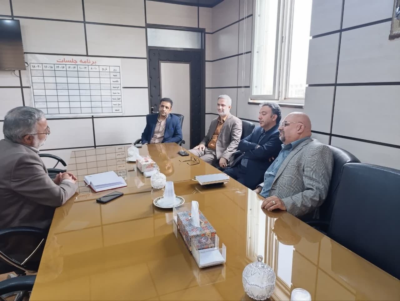 دیدار دکترفخاری مشاور رئیس سازمان اموراداری و استخدامی کشور با ابوالفضل قاسمی فرماندار 
دکتر فخاری مشاور رئیس سازمان اموراداری و استخدامی کشور ،دکتروکیلی کارشناس سازمان اموراداری و استخدامی کشور ،دکتر طاعتی رئیس برنامه بودجه وتحول اداری استانداری مرکزی با ابوالفضل قاسمی فرماندار دیدار ودرخصوص مشکلات اداری ،پرسنلی،ومجتمع اداری باهم گفتگو کردند