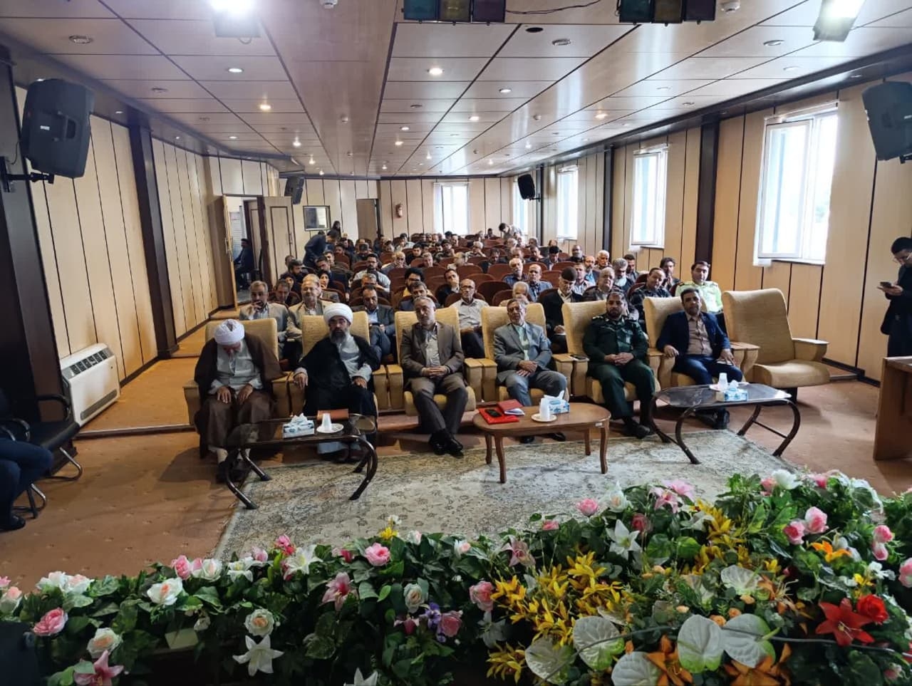 جلسه شورای اداری شهرستان دلیجان وهمایش گرامیداشت روز شوراها به ریاست ابوالفضل قاسمی فرماندار وباحضور حجت الاسلام غفوری امام جمعه شهرستان دلیجان،حجت الاسلام عین لو امام جمعه شهر نراق، ،محمد جلالی نماینده مردم شریف دلیجان و محلات در مجلس شورای اسلامی،محسن اشرفی سرپرست بخشداری مرکزی،مسئولین ادارات شهرستان دلیجان،اعضای محترم شوراهای شهرهای دلیجان، نراق و روستاهای بخش مرکزی دلیجان ودهیاران بخش مرکزی دلیجان در محل سالن جلسات شهدای گمنام فرمانداری دلیجان برگزار شد. 
دراین جلسه حجت الاسلام غفوری امام جمعه شهرستان دلیجان،قاسمی فرماندار دلیجان، محمدجلالی نماینده محترم مجلس، حمیدرضا یوسفی رئیس شورای اسلامی شهر دلیجان، حمیدرضا اشرفی رئیس شورای اسلامی شهرستان،موسوی رئیس تعزیزات حکومتی شهرستان دلیجان،سعید اصغری فعال حوزه تاریخ شهرستان مطالبی را در خصوص مسائل شهرستان، روز شوراها، هفته فرهنگی دلیجان ایراد نمودند و از پوستر هفته فرهنگی شهرستان دلیجان رونمایی شد همچنین درپایان  تعدادی از شوراهای پیشکسوت تقدیر شدند.