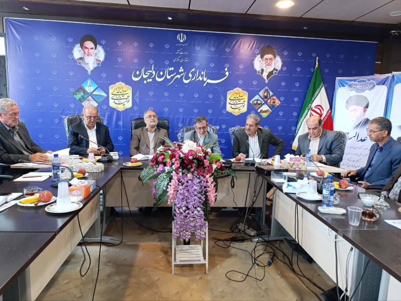 جلسه شورای راهبری خوشه صنعتی عایق‌های رطوبتی شهرستان دلیجان به ریاست قاسمی فرماندار شهرستان و با حضور نماینده مجلس ، رییس اتاق بازرگانی استان، مدیرعامل شرکت های صنعتی استان،  معاونین سازمان صنعت معدن و تجارت و سازمان استاندارد و اعضای هیأت مدیره انجمن عایق های رطوبتی و مدیران و کارشناسان ادارات مرتبط برگزار شد. 
افزایش و جهش بی منطق قیمت قیر در سال های اخیر(۱۳۰۰درصد در ۵ سال)، لزوم تسریع در تدوین و ابلاغ استاندارد ملی عایق های رطوبتی ،مشکلات ناشی از قطع برق و کمبود سوخت موتور برق واحد‌های صنعتی ،  پرداخت یارانه نقدی به واحد‌های متقاضی شرکت در نمایشگاه های مصالح ساختمانی ، پرداخت تسهیلات سرمایه در گردش به واحد‌های متقاضی با توجه به ابلاغ ۲۵۰ میلیارد تومان تسهیلات تبصره ۱۸، 
لزوم مساعدت دولت برای تامین قیر مورد نیاز واحد‌های تولید عایق با قیمت متناسب با توان مصرف کننده داخلی، لزوم راه اندازی نمایندگی سازمان استاندارد در شهرستان دلیجان ،جلوگیری از صدور مجوزهای جدید برای تولید عایق با توجه به ظرفیت خالی مانده اکثر واحد‌های موجود، اهتمام واحد‌های این خوشه صنعتی برای تولید محصولات جدید عایق رطوبتی و فاصله گرفتن از محصول سنتی فعلی از اهم موارد مطرح شده بود.
همچنین در این جلسه عنوان شد که از ۱۱۵ واحد دارای مجوز خوشه صنعتی عایق رطوبتی شهرستان دلیجان،  ۸۵ واحد فعال هستند.