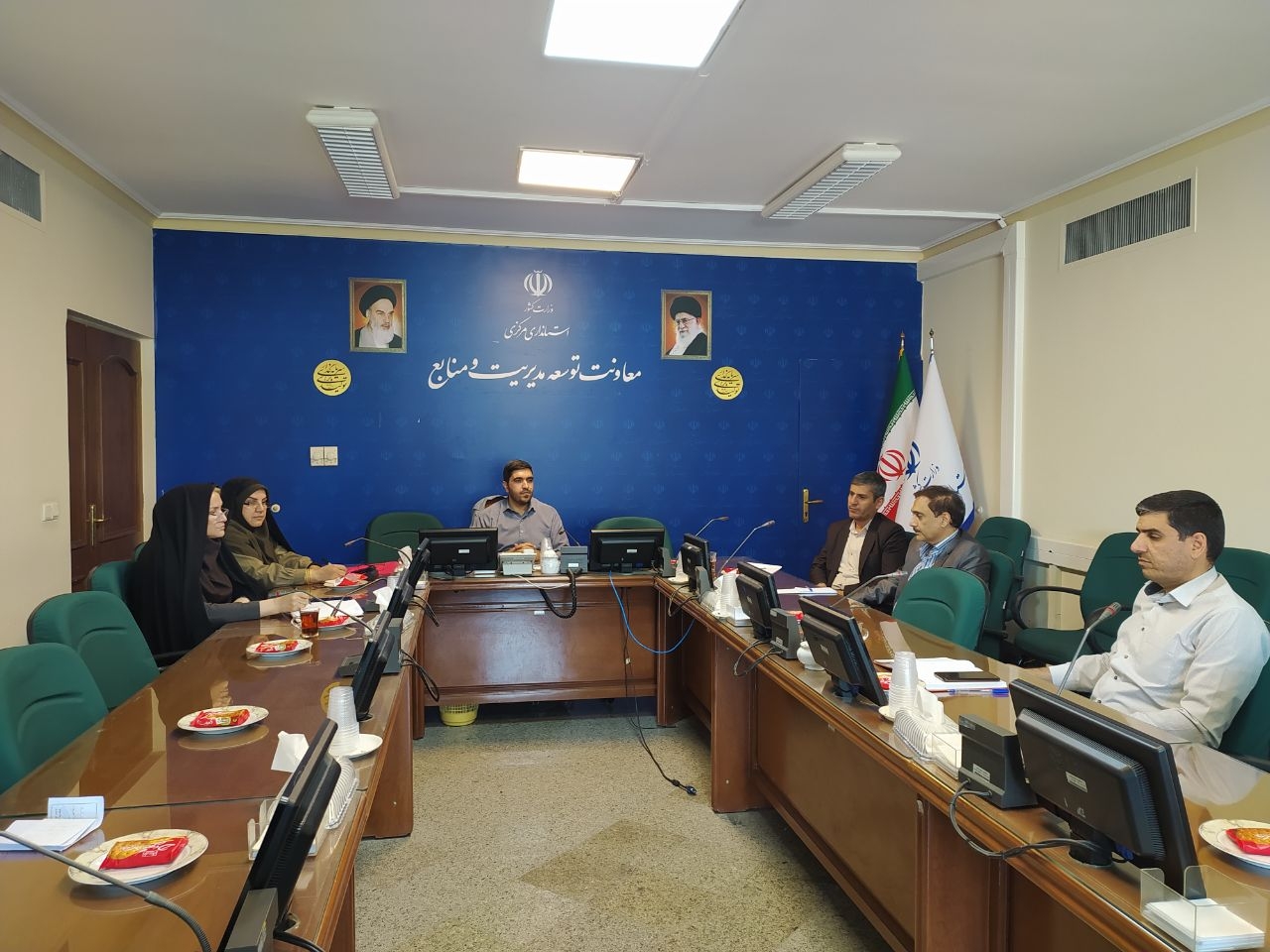 🔹جلسه ۱ آموزشی بازرسان ماده ۹۱ استان مرکزی با حضور اعضای مربوطه در سالن جلسات پروین اعتصامی ساختمان حضرت امام خمینی ره استانداری مرکزی برگزار گردید.

🔹 در این جلسه آقایان علیرضا ملک جانی، سیدحسین حسینی، ابراهیم عنایتی و خانم ها گودرزی و کریمی که در سال گذشته به وزارت کشور معرفی شده بودند، حضور داشتند.