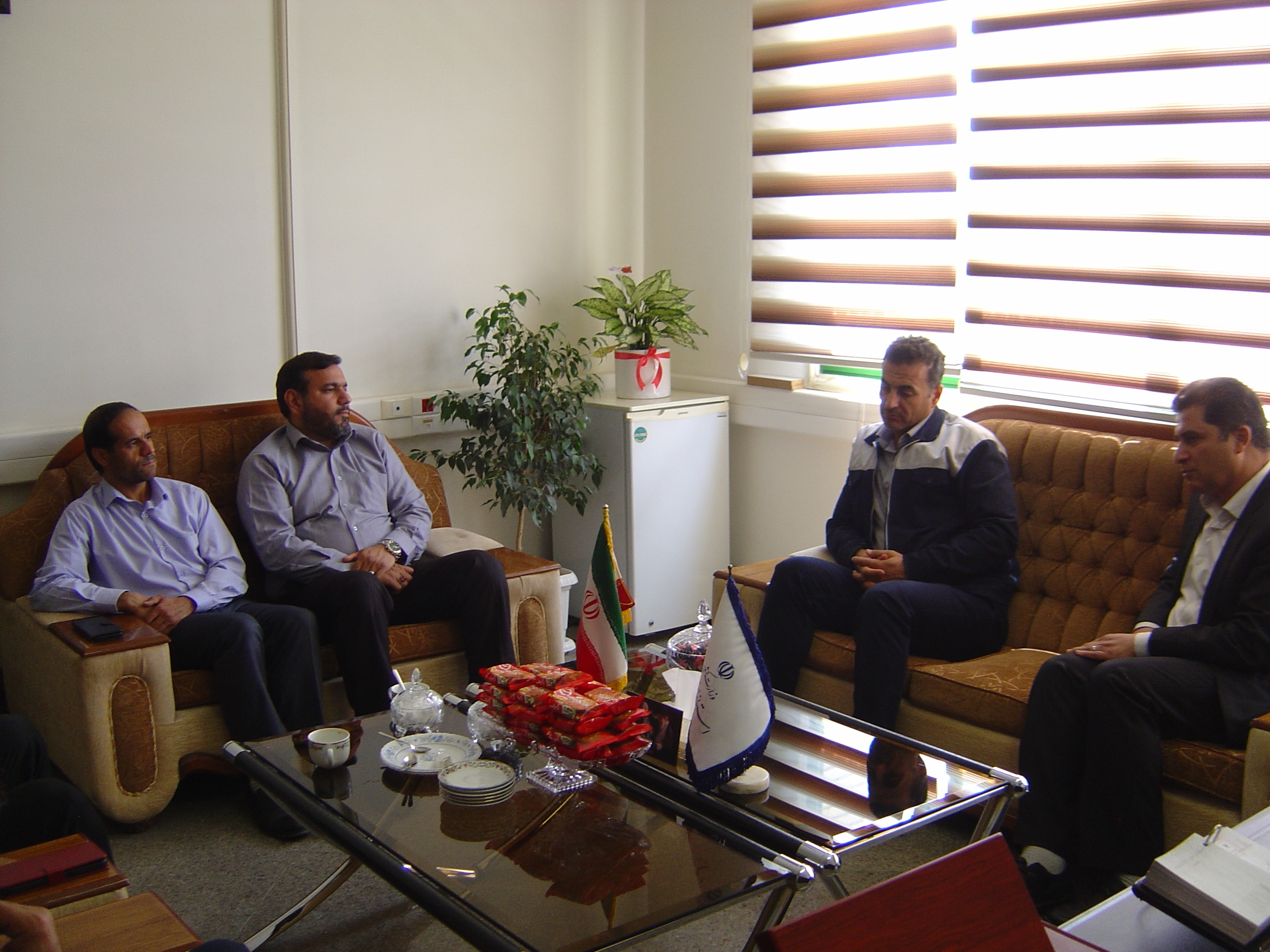 نشست آقای برنج زاده مدیرکل امنیتی و انتظامی با تعدادی از نمایندگان کارگران شرکت آلومینیوم سازی در روز سه شنبه مورخ 1404/02/23