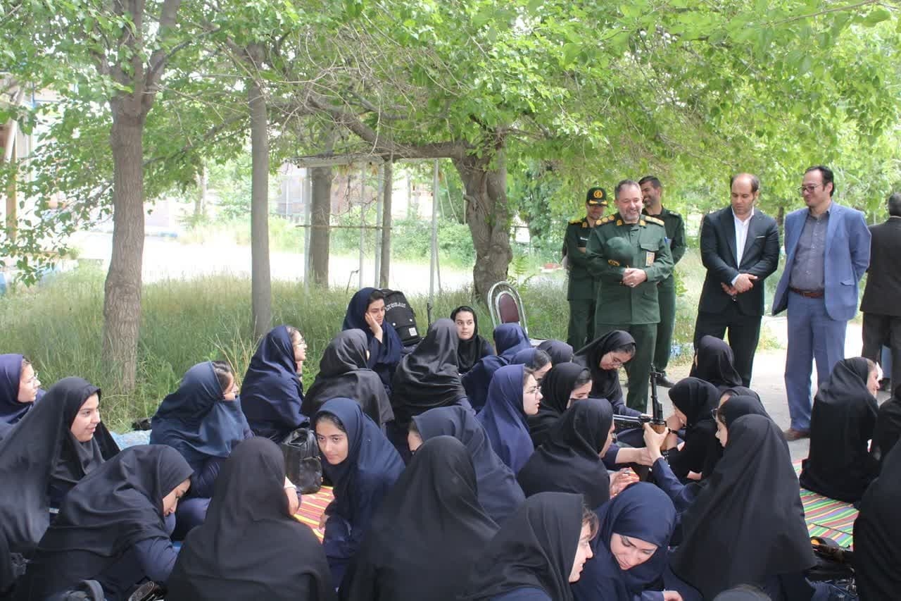 فرماندار و فرمانده ناحیه مقاومت بسیج از اردوی عملی آمادگی دفاعی مدارس شهرستان بازدید کردند