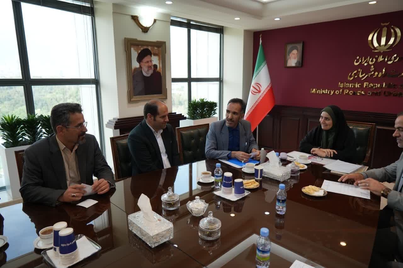 نشست فرماندار و نماینده مردم خمین در مجلس با وزیر راه و شهرسازی برگزار شد