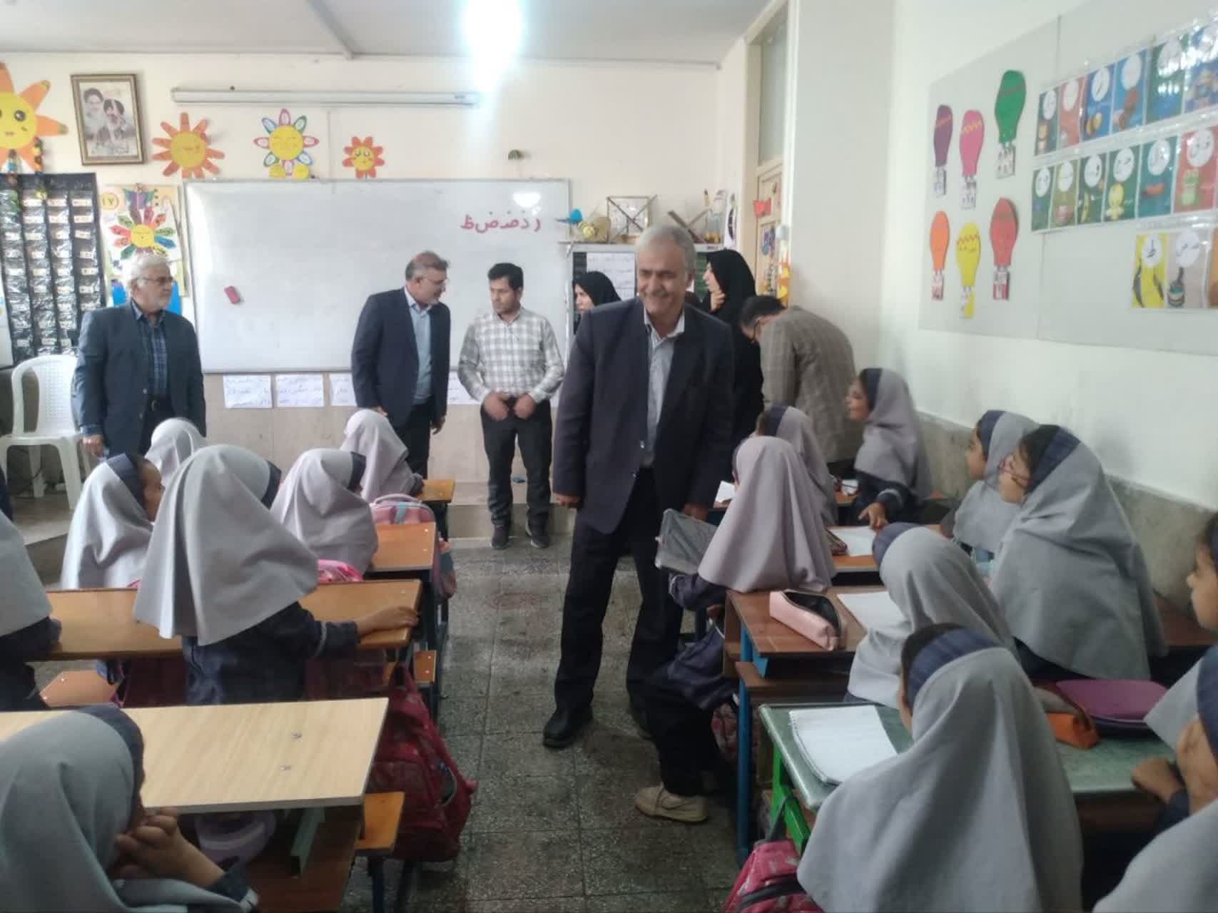 بازدید دکتر حمیدی فرماندار شهرستان اراک از دبستان دخترانه رضوان