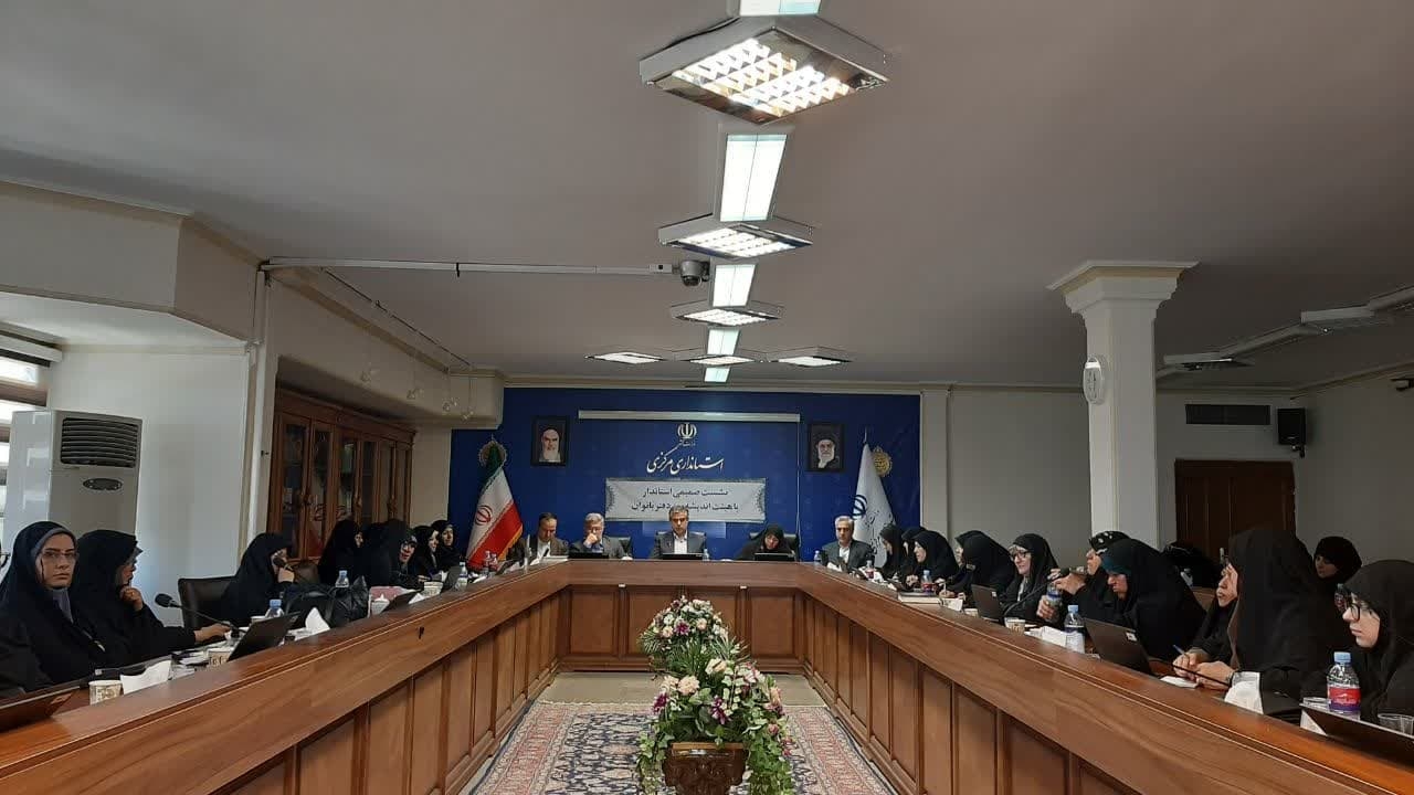 نشست هیئت اندیشه‌ورز امور بانوان با استاندار مرکزی/ طرح دغدغه‌هایی در حوزه زنان و خانواده 

🔹نشست صمیمی اعضای هیئت‌ اندیشه‌ورز دفتر امور بانوان و خانواده استانداری مرکزی با دکتر "مهدی زندیه‌وکیلی" با حضور قمری معاون سیاسی، امنیتی و اجتماعی استاندار ،مفتح زاده مدیر کل دفتر امور زنان و خانواده ،حاجی علی بیگی مدیر کل سیاسی ،انتخابات و تقسیمات کشوری و باقری مدیر کل دفتر امور اجتماعی و فرهنگی در محل سالن جلسات امیرکبیر استانداری برگزار شد.

در این نشست مسئواین کمیته‌های تخصصی هیئت اندیشه‌ورز امور بانوان و جمعی از حاضرین در فضایی صریح و صمیمی به بیان بی‌واسطه دغدغه‌ها، مطالبات و پیشنهادات خود با مقام عالی دولت در استان پرداختند و در ادامه استاندار مرکزی ضمن استقبال از موضوعات مطرح شده، دیدگاه‌های خود در حوزه‌ امور بانوان را تبیین و بر فراهم‌سازی بستر فعالیت اجتماعی و شکوفایی استعداد زنان در عرصه‌های مختلف تأکید کرد.

شنبه ۲۷ اردیبهشت