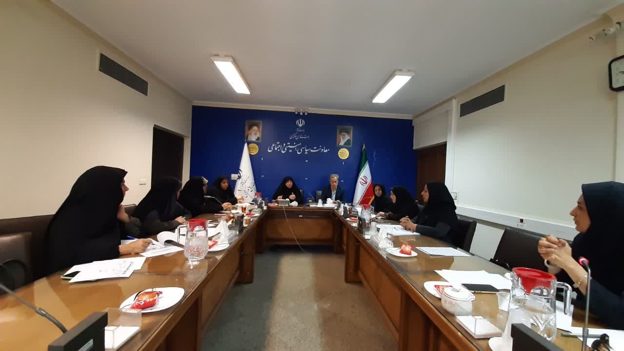 اولین جلسه کمیته "زن،خانواده و جمعیت " به ریاست  مفتح زاده مدیر کل امور زنان و خانواده و با حضور دکتر حیدری معاون اداری ومالی سازمان مدیریت و برنامه ریزی،آبائی رابط سازمان مذکور با کمیته وسایر اعضا در محل استانداری تشکیل شد .