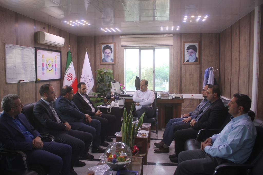 نشست فرماندار با سرمایه گذار بخش خصوصی در حوزه انرژی خورشیدی برگزار شد