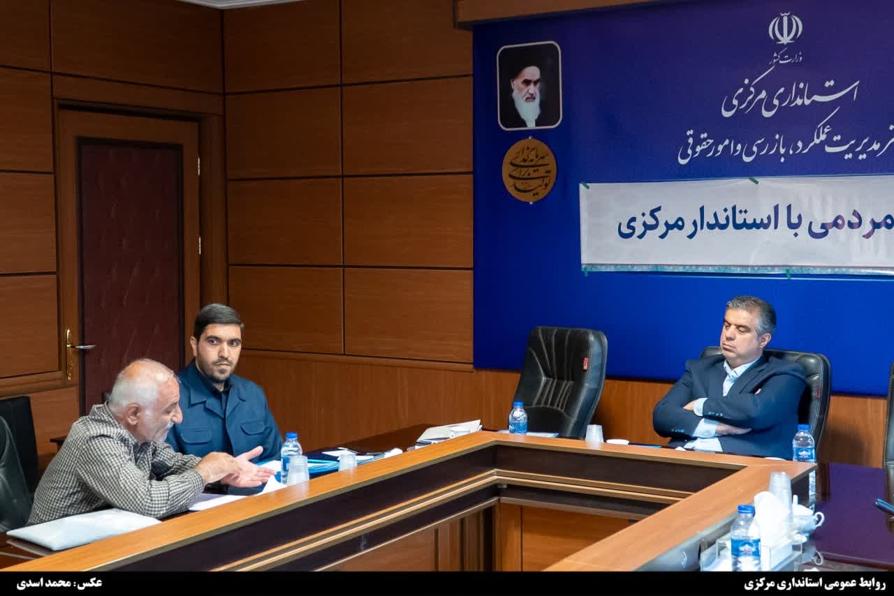 🔻جلسه ۱ ملاقات مردمی دکتر مهدی زندیه وکیلی استاندار در سال ۱۴۰۴ برگزار شد.

🔹جلسه ۱ ملاقات مردمی دکتر مهدی زندیه وکیلی استاندار در سالن جلسات شهید محلاتی ساختمان آیت الله العظمی اراکی استانداری مرکزی برگزار شد.

🔹 در این جلسه علیرضا ملک جانی سرپرست دفتر مدیریت عملکرد،بازرسی،امورحقوقی و ارتباطات مردمی استانداری مرکزی، استاندار مرکزی را همراهی می‌کردند.