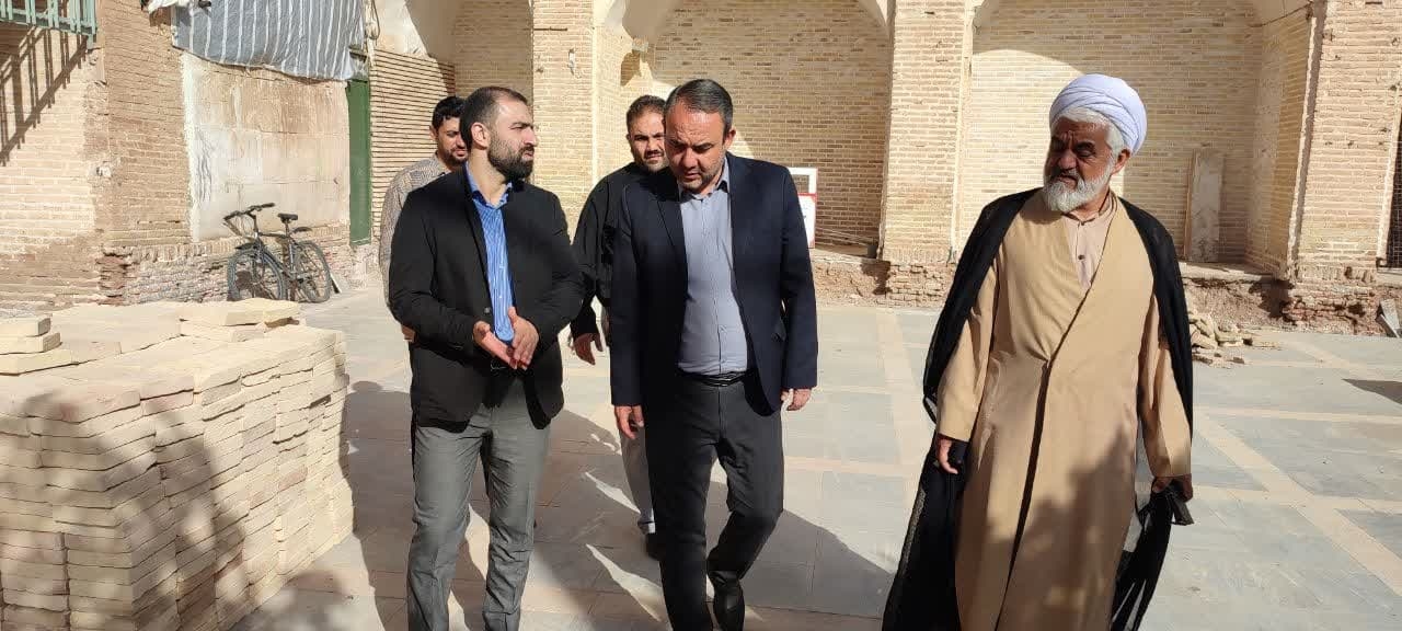 بازدید فرماندار  از پروژه بازسازی و مرمت حیاط، صحن امامزاده سید منصور شهر مأمونیه