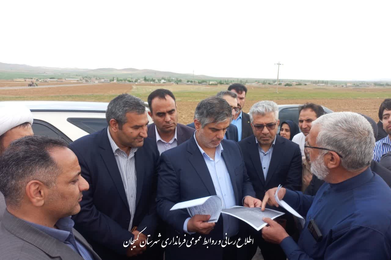 🔻بازدید میدانی استاندار مرکزی از محور ارتباطی کمیجان – سمقاور و بررسی مشکلات زیرساختی مسیر
