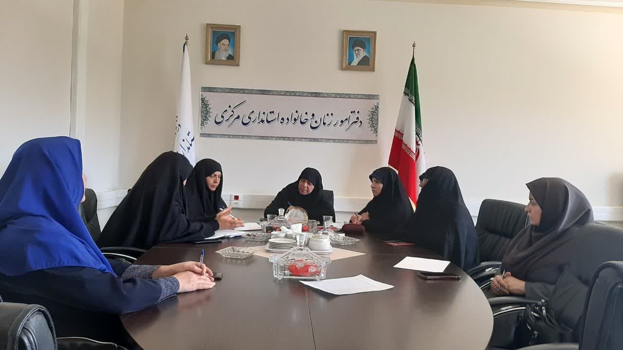 جلسه کمیته بانوان ستاد اربعین استان به ریاست مفتح زاده مدیر کل امور زنان وخانواده و با حضور سایر اعضای جلسه باهدف برنامه ریزی برای بهبود وارتقای خدمات فرهنگی آموزشی وبهداشتی موکب های استان مستقر درایران وعراق برای بانوان زائر در محل دفتر تشکیل شد .