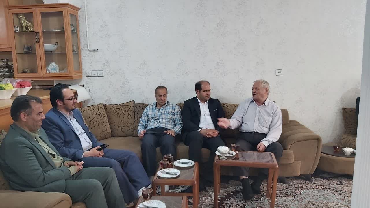 فرماندار با خانواده شهید حسن گلکار در خمین دیدار کرد