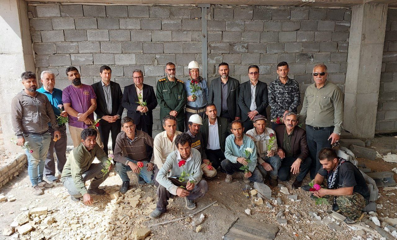 به مناسبت هفته کارگر، با اهداء گل از کارگران ساختمانی تقدیر شد.