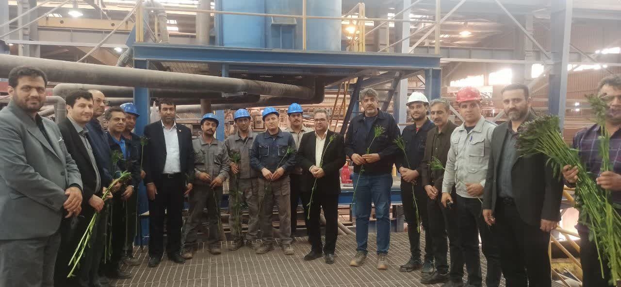 همزمان با هفته کارگر، از کارگران معدن مس محمدآباد محلات، تقدیر شد.