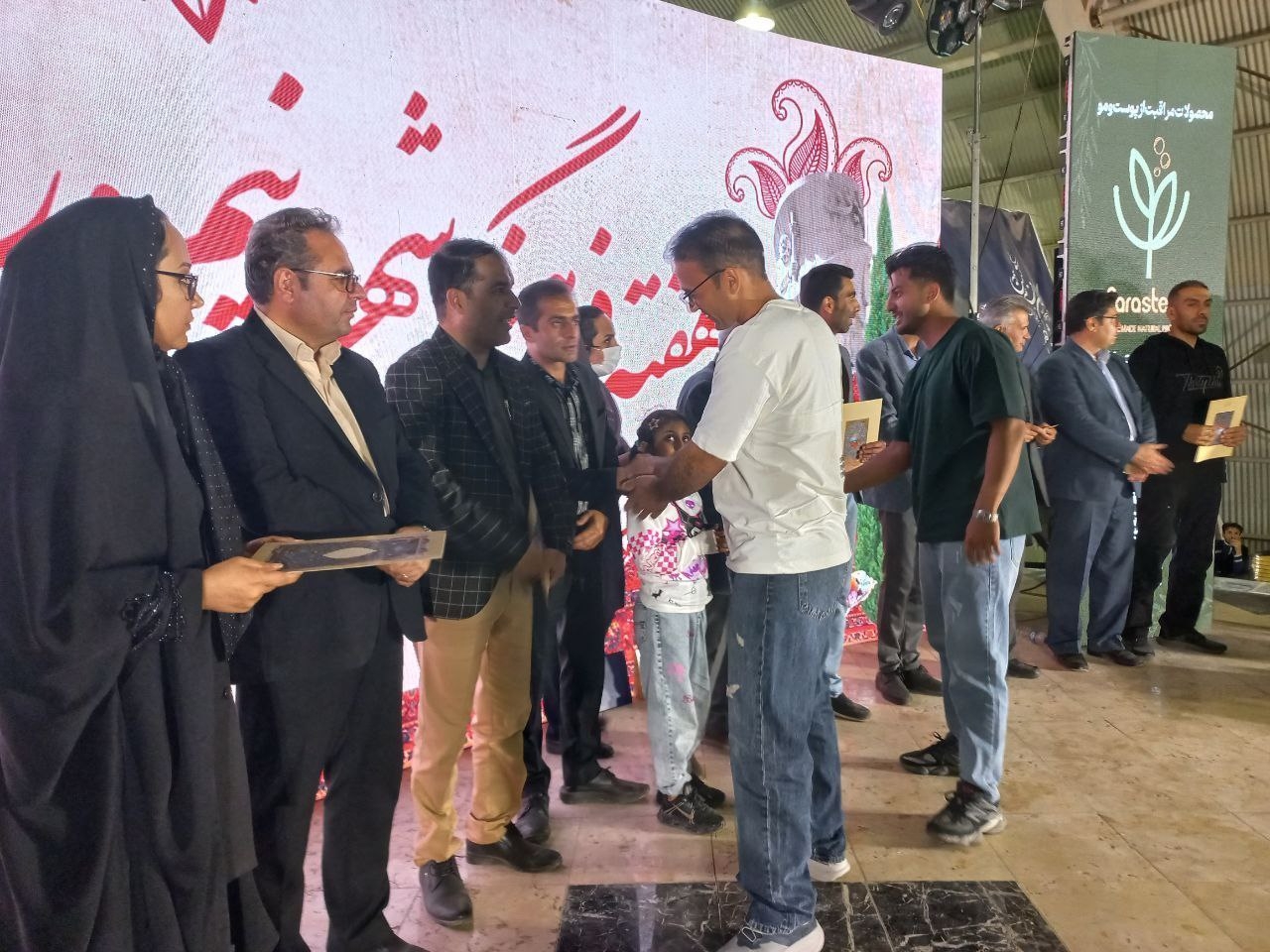 دومین شب هفته فرهنگی نیم‌ور با تجلیل از ورزشکاران و اعضای شورای اسلامی شهر برگزار شد.