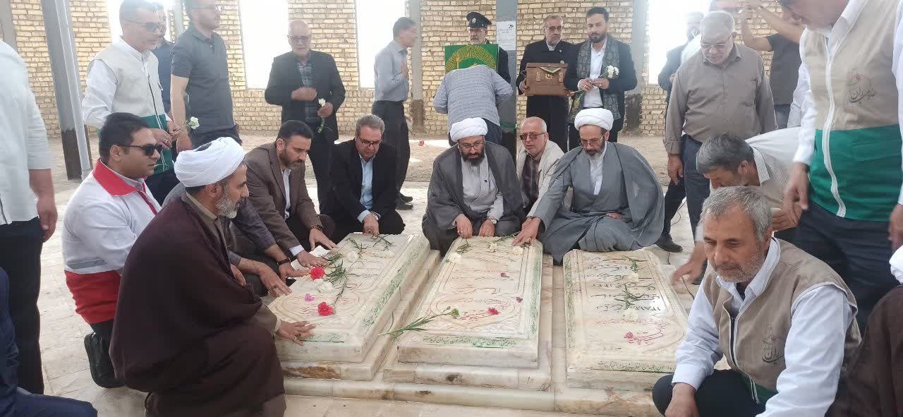 خادمین آستان قدس رضوی با پرچم منور بارگاه ملکوتی امام رضا(ع) وارد یادمان شهدای گمنام شهر محلات شدند و فضایی آکنده از شمیم معطر هشتمین اختر تابناک آسمان امامت و ولایت ایجاد کردند.