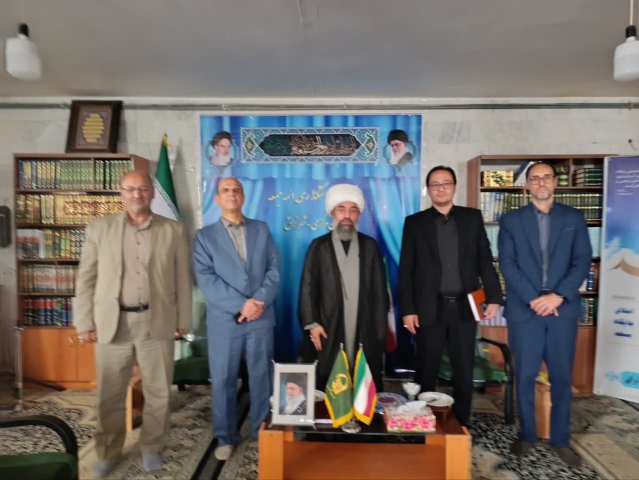 در اولین روز کاری مهندس گلشن سرپرست فرمانداری شهرستان دلیجان با حجت‌الاسلام عینلو امام جمعه شهر نراق دیدار داشتند.
در این دیدار مهندس گلشن در خصوص تعامل بیشتر برای ارتقاء سطح فرهنگ و مباحث موجود در شهرستان به بحث و تبادل نظر پرداختند.
در این نشست حجت‌الاسلام عینلو امام جمعه نراق به نقش پر رنگ فرهنگ در جامعه اشاره و خواستار همکاری و همفکری با نخبگان برای ارتقاء فرهنگ در شهر نراق را خواستارشدند.