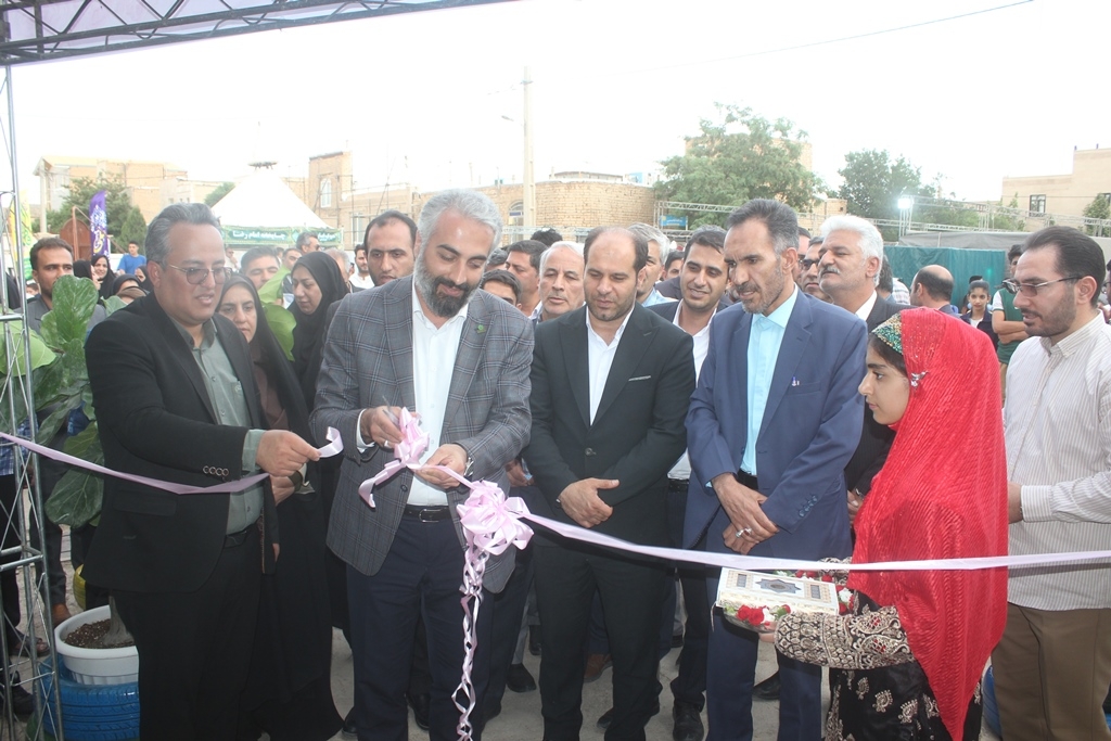 فرماندار ، نماینده و مدیرعامل مؤسسه توانمندسازی اقتصادی علوی از نمایشگاه گل های شاخه بریده خمین بازدید کردند