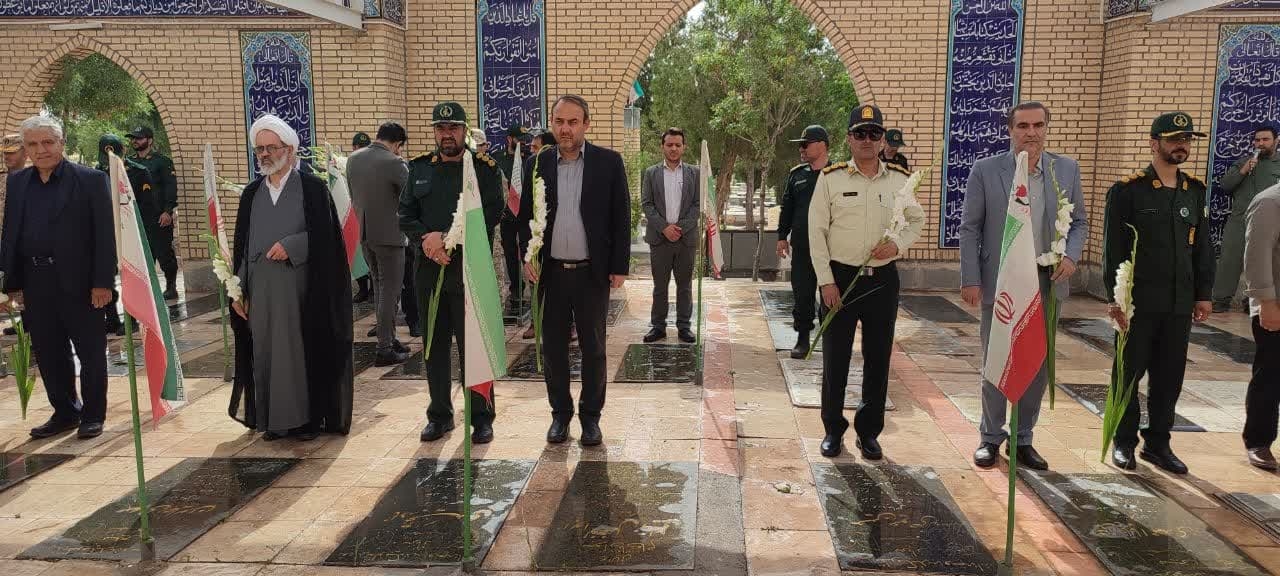 گلباران مزار شهدای مامونیه به مناسبت سالروز ازاد سازی خرمشهر