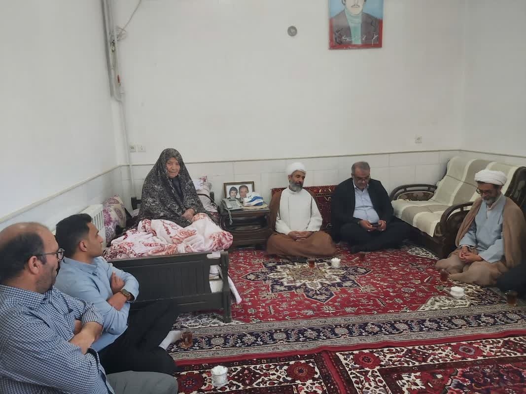 ♦️ هم‌زمان با فرارسیدن هفته معلم و بمناسبت گرامیداشت شهدای فرهنگی، مهندس ملکا سرپرست فرمانداری به همراه حجت الاسلام و المسلمین دانشی امام جمعه و تعدادی از مسئولین ادارات با حضور در منزل شهید والامقام معلم محمدرضا عربی و جانباز سرافراز فرهنگی جعفر عربی، با خانواده این عزیزان دیدار و از صبر و فداکاری آنان تجلیل کردند.