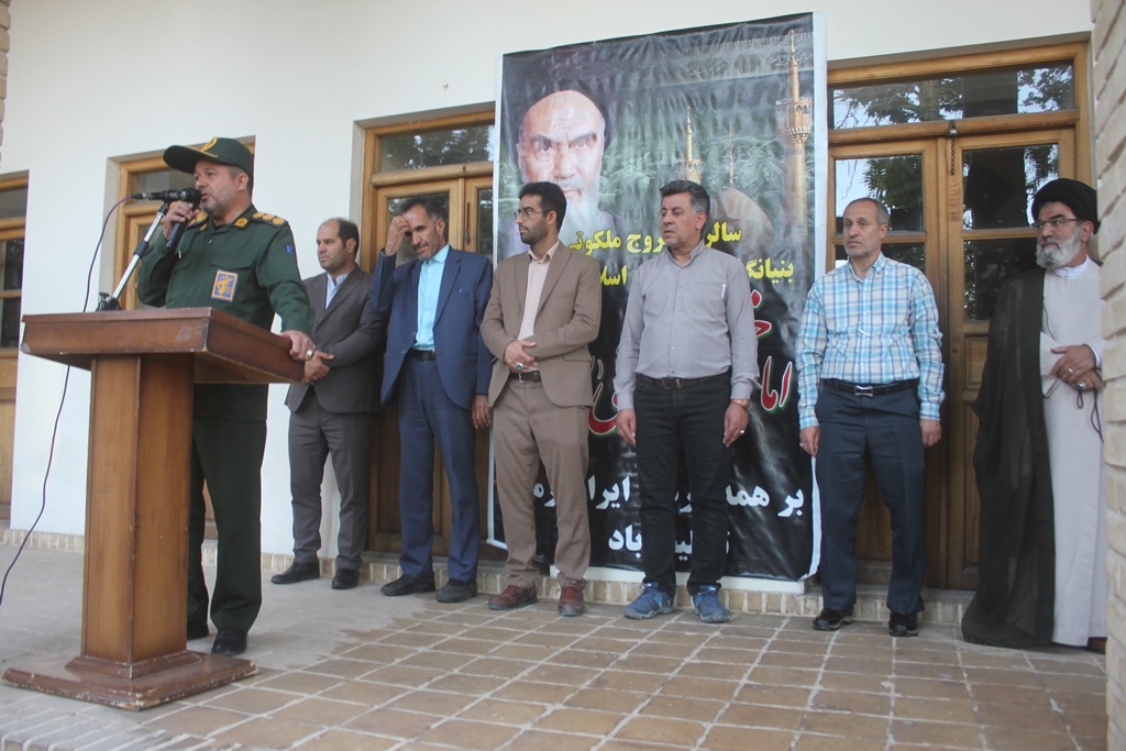 فرماندار ، نماینده و تعدادی از مسئولان شهرستان از کاروان دوی امدادی "عاشقان حسینی ، زائران خمینی" در خمین استقبال کردند