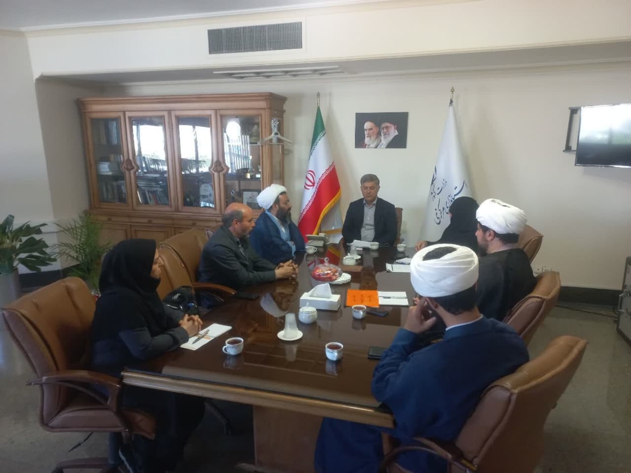 ستاد مردمی حمایت از خانواده وجوانی جمعیت 
نشست قمری  معاون سیاسی،امنیتی واجتماعی استانداری با ستاد مردمی جمعیت با حضور مفتح زاده مدیرکل دفتر اموربانوان ودبیر ستاد جمعیت استان  به منظور بررسی اهداف و برنامه های ستاد مردمی جمعیت برای افزایش آمارازدواج و فرزندآوری ،بررسی دغدغه های جوانان، آسیب شناسی برنامه هاونحوه حمایت از ستاد مردمی در سطح استان در اتاق کار معاونت برگزار و تصمیمات لازم اتخاذ گردید